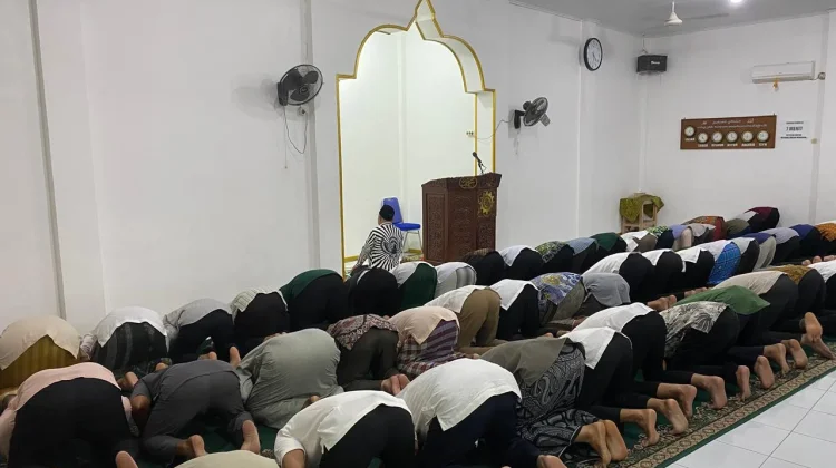 Menteri Abdul Mu'ti Shalat Shubuh Berjamaah di Mesjid Taqwa Muhammadiyah