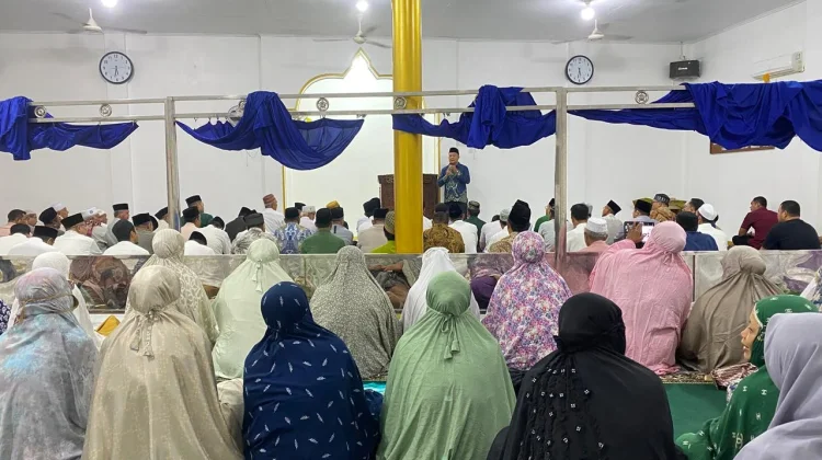 Menteri Abdul Mu'ti Shalat Shubuh Berjamaah di Mesjid Taqwa Muhammadiyah