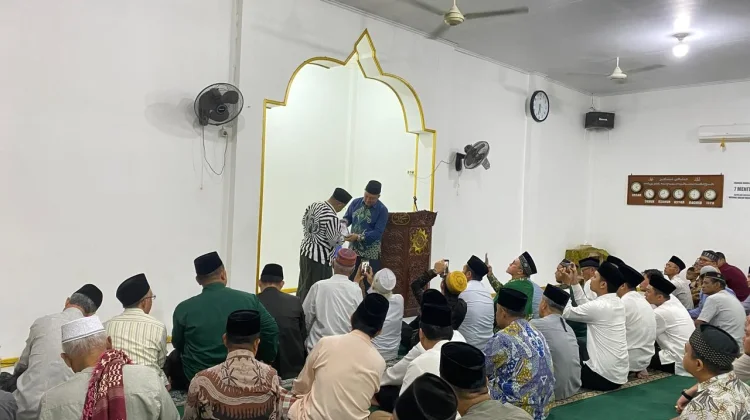 Menteri Abdul Mu'ti Shalat Shubuh Berjamaah di Mesjid Taqwa Muhammadiyah