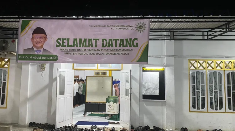 Menteri Abdul Mu'ti Shalat Shubuh Berjamaah di Mesjid Taqwa Muhammadiyah