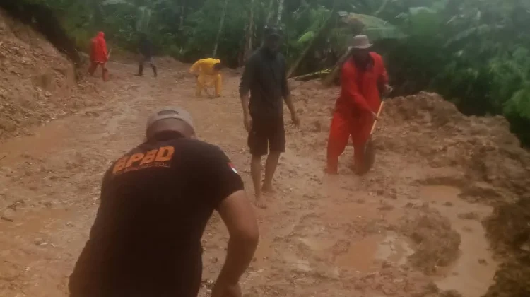 Pembersihan Material Longsor di Desa Fadoro You Kecamatan Gunungsitoli Alo'oa