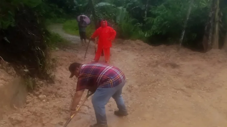 Pembersihan Material Longsor di Desa Fadoro You Kecamatan Gunungsitoli Alo'oa