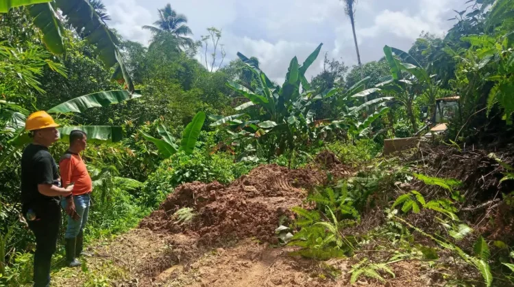 Pembersihan Material Longsor di Desa Fadoro You Kecamatan Gunungsitoli Alo'oa