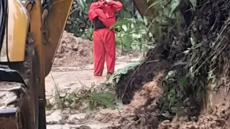 Pembersihan Material Longsor di Desa Fadoro You Kecamatan Gunungsitoli Alo'oa