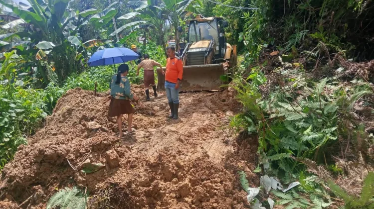Pembersihan Material Longsor di Desa Fadoro You Kecamatan Gunungsitoli Alo'oa