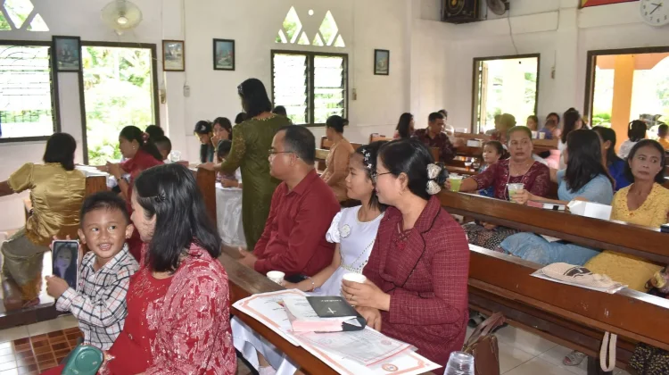 Penerimaan Komuni Pertama Gereja Stasi Roh Kudus Faekhu