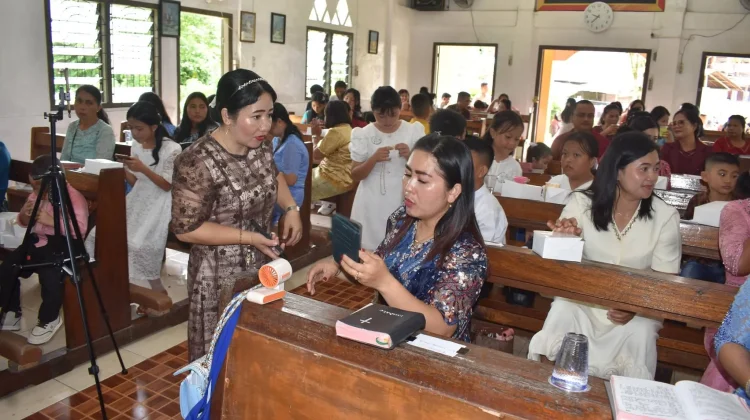Penerimaan Komuni Pertama Gereja Stasi Roh Kudus Faekhu