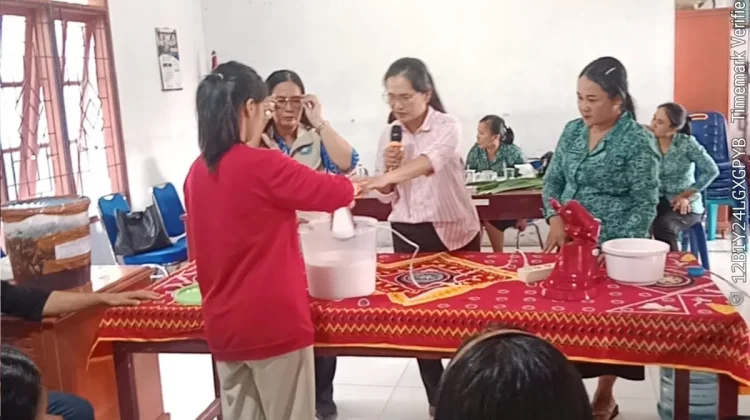 Kader PKK Gunungsitoli Dilatih Membuat VCO dan Eco Enzyme