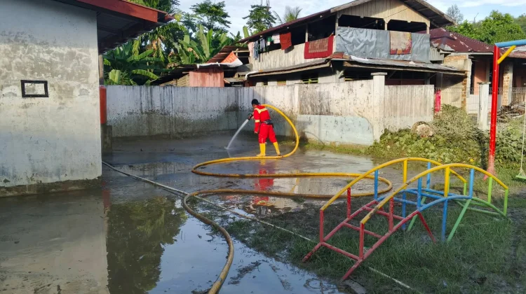 Pembersihan Sisa Lumpur Banjir di TK Negeri 3 Pembina