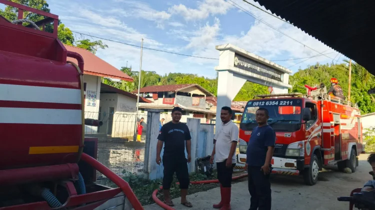 Pembersihan Sisa Lumpur Banjir di TK Negeri 3 Pembina