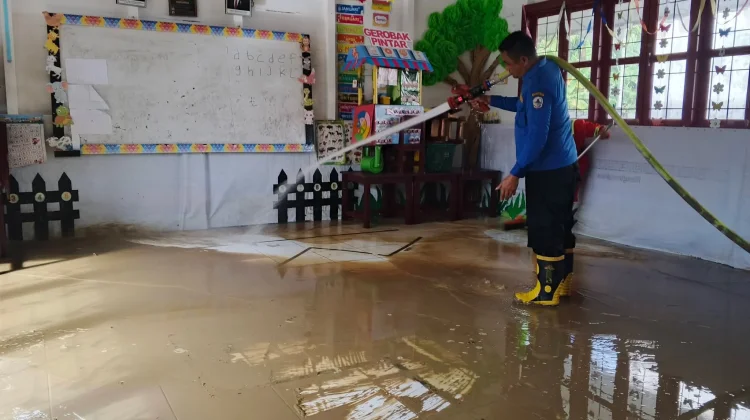 Pembersihan Sisa Lumpur Banjir di TK Negeri 3 Pembina