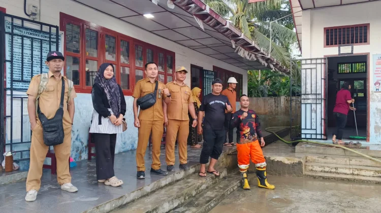 Pembersihan Sisa Lumpur Banjir di TK Negeri 3 Pembina