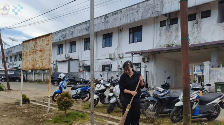 Aksi Bersih-bersih di Lingkungan kantor Diskomino Gunungsitoli