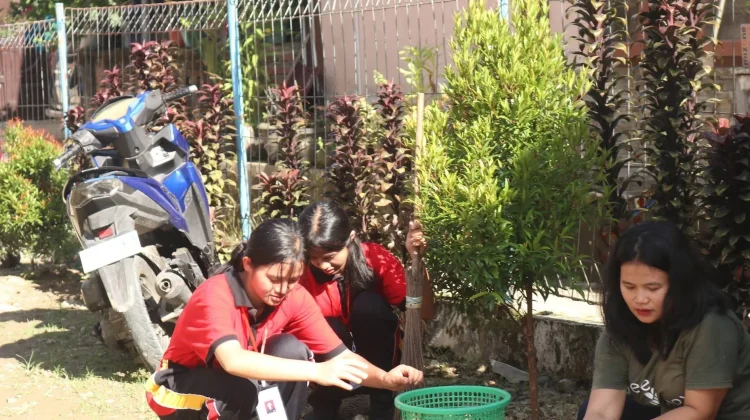 Aksi Bersih-bersih di Lingkungan kantor Diskomino Gunungsitoli