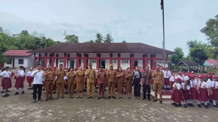 Kadis Lingkungan Hidup Nias Utara Buka Tahun Ajaran Baru  di SDN 076681 Bahosea