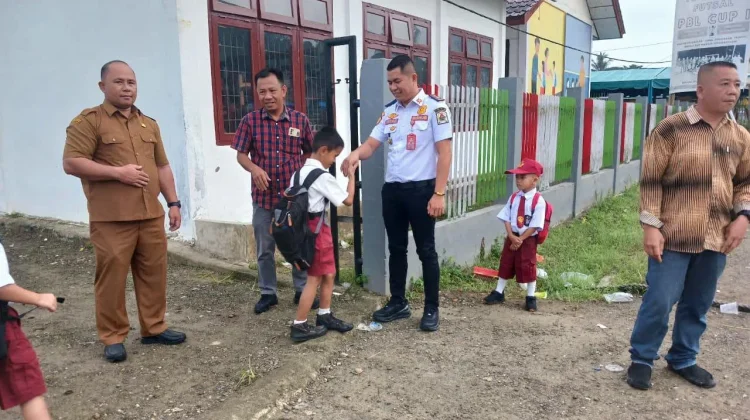 Kadis Perhubungan Nias Utara Buka Kegiatan MPLS di SDN 071032 Lakha