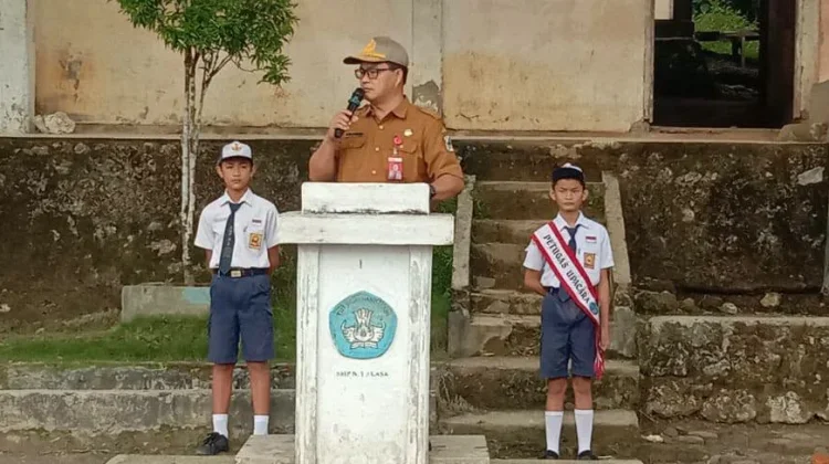 Asisten Ekonomi dan Pembangunan Setda Nias Utara Buka MPLS 2026/2027 di SMPN 1 Alasa