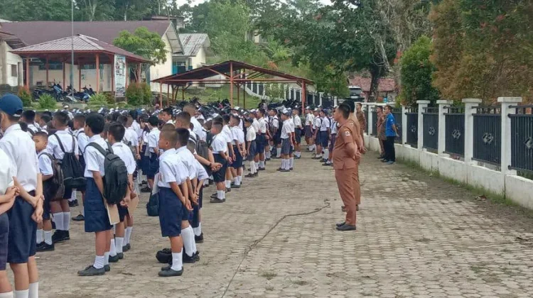 Asisten Ekonomi dan Pembangunan Setda Nias Utara Buka MPLS 2026/2027 di SMPN 1 Alasa