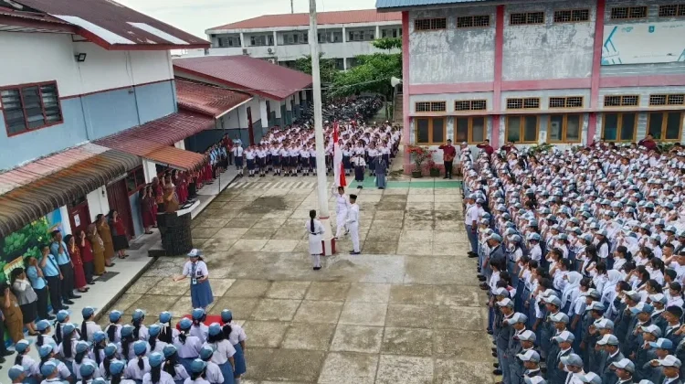 Hari Pertama Masuk Sekolah, Siswa Siswi Pembda Nias Ikuti Upacara Bendera