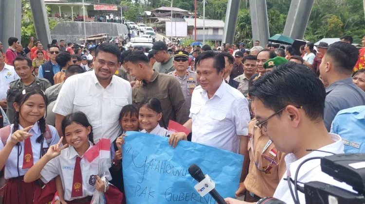 Gubernur Bobby Disambut Hangat oleh Warga Nias Barat
