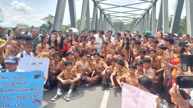 Gubernur Bobby Disambut Hangat oleh Warga Nias Barat
