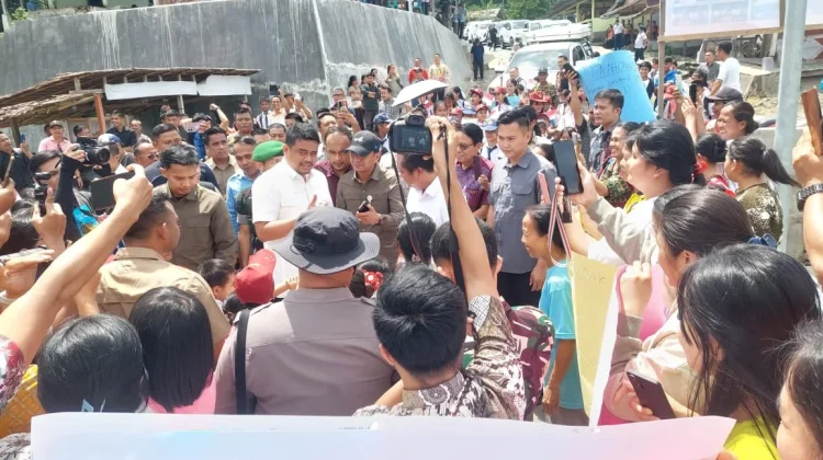 Gubernur Bobby Disambut Hangat oleh Warga Nias Barat
