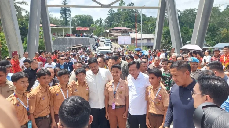 Gubernur Bobby Disambut Hangat oleh Warga Nias Barat
