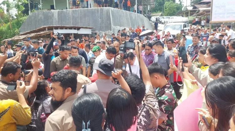 Gubernur Bobby Disambut Hangat oleh Warga Nias Barat