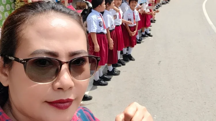 Siswa SDN 075046 Lolofitu Berjejeran Dijalan Sambut Gubsu