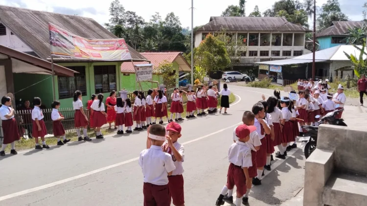 Siswa SDN 075046 Lolofitu Berjejeran Dijalan Sambut Gubsu