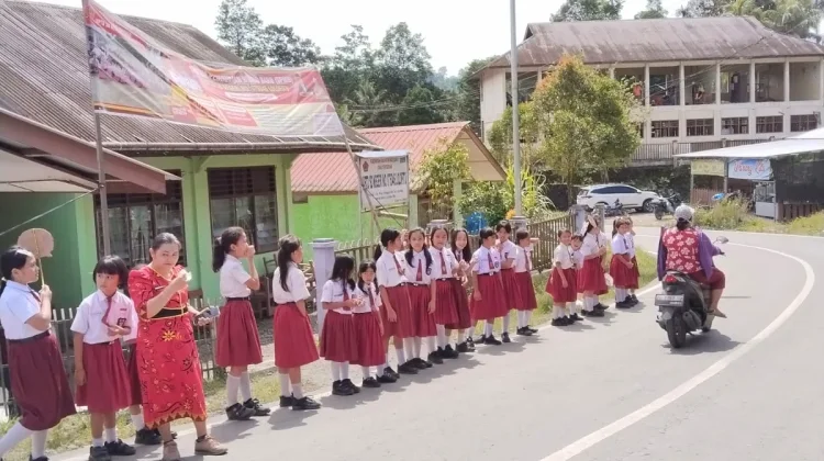 Siswa SDN 075046 Lolofitu Berjejeran Dijalan Sambut Gubsu