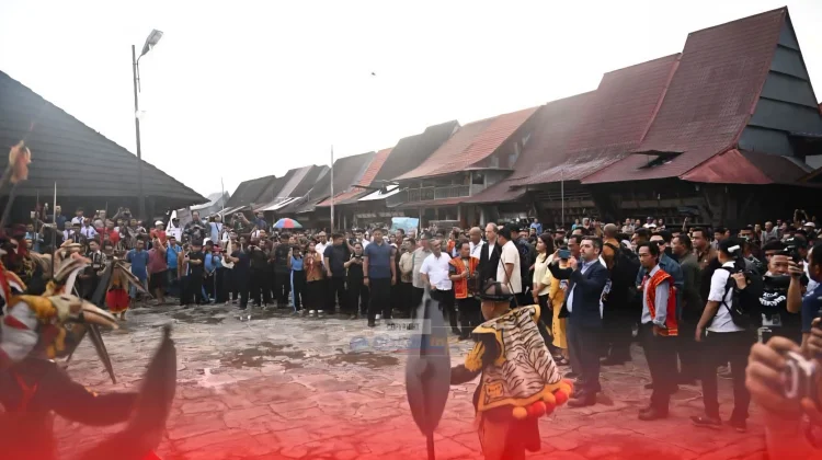 Kunjungan Bobby dan Dubes Prancis di Desa Wisata Bawomataluo