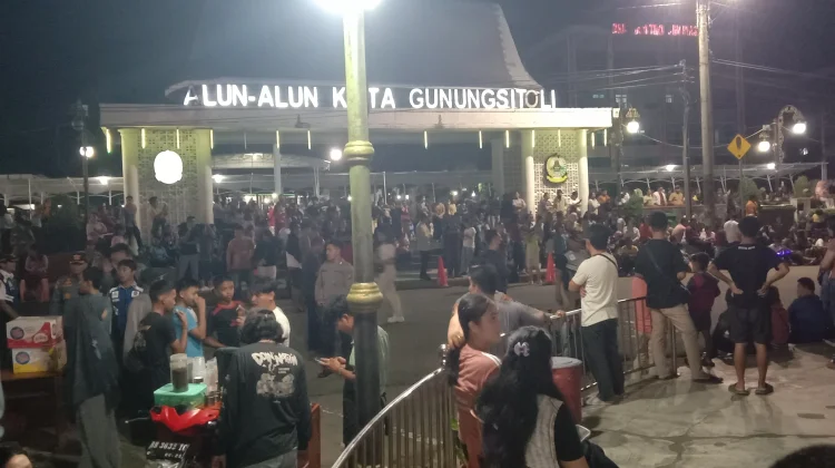 Masyarakat Padati Alun-Alun Gunungsitoli Nobar Bersama Gubsu