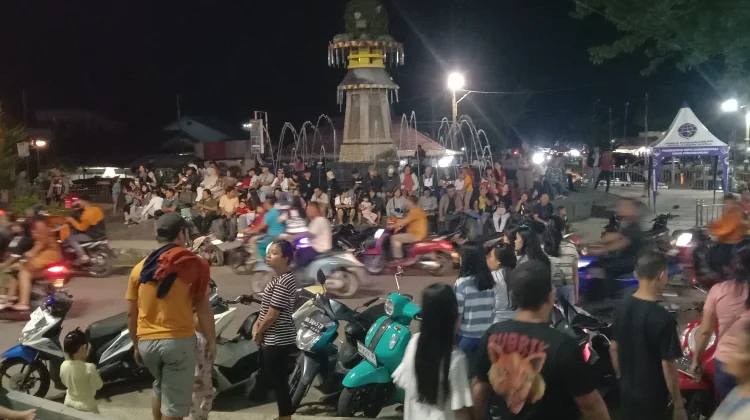Masyarakat Padati Alun-Alun Gunungsitoli Nobar Bersama Gubsu