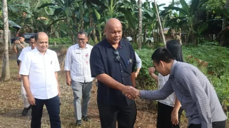 Bupati Amizaro Dampingi Stafsus Mendagri ke SMPN 4 Sitolu Ori