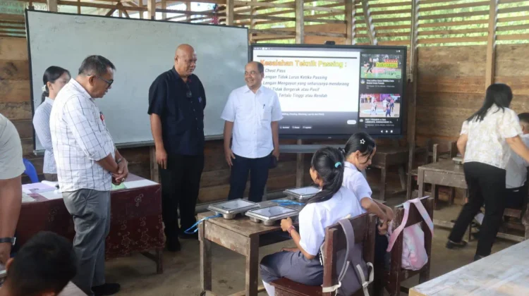 Bupati Amizaro Dampingi Stafsus Mendagri ke SMPN 4 Sitolu Ori