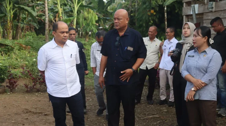 Bupati Amizaro Dampingi Stafsus Mendagri ke SMPN 4 Sitolu Ori