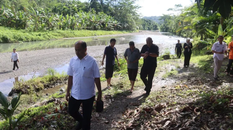 Stafsus Mendagri Tinjau Kondisi Sungai Esiwa Penghubung Tuhenakhe 1 dengan Esiwa