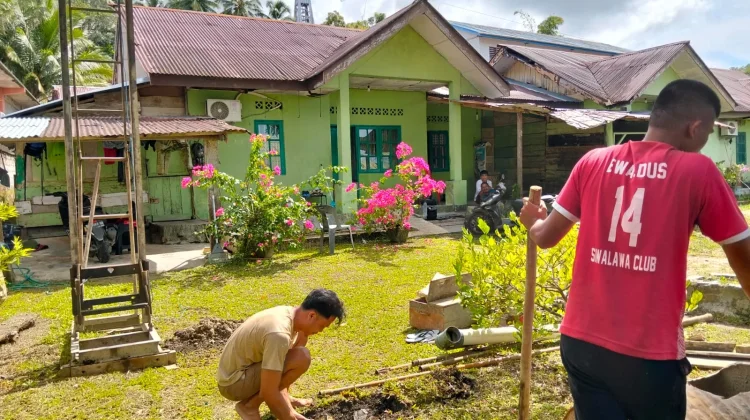 Personel Satgas Karbak TNI AD di Kep-Nias, Terus Lakukan Pencarian Air Bersih