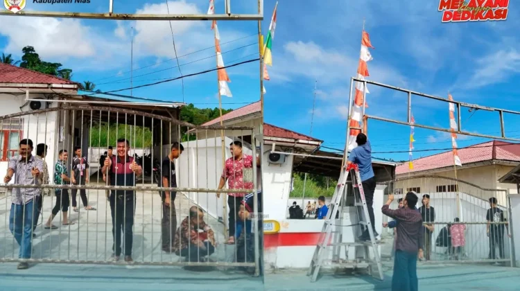 Menjelang 17-an, Kantor Diskominfo Kabupaten Nias Pasang Ornamen Kemerdekaan
