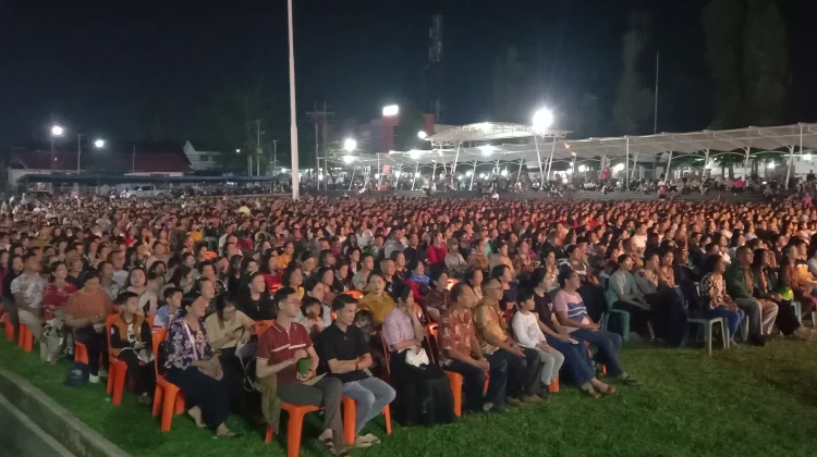 Umat Nasrani Ikuti Kebaktian Pembaharuan Iman di Alun Alun Gunungsitoli