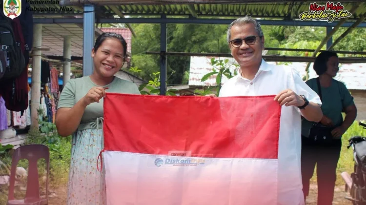 Pembagian Bendera Merah Putih di Pekan Hiliweto Gido