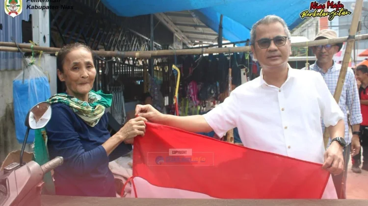 Pembagian Bendera Merah Putih di Pekan Hiliweto Gido