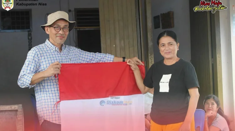 Pembagian Bendera Merah Putih di Pekan Hiliweto Gido