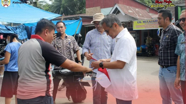Pembagian Bendera Merah Putih di Pekan Hiliweto Gido