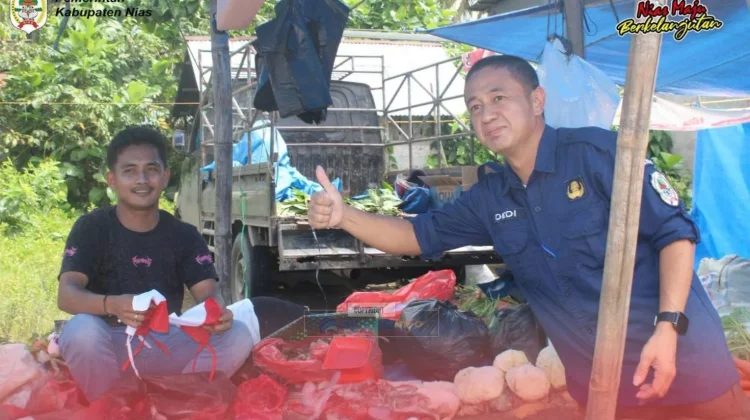 Pembagian Bendera Merah Putih di Pekan Hiliweto Gido