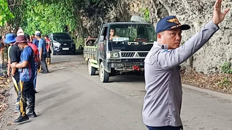 Penebangan Pohon Rawan Tumbang di Wilayah Kota Gunungsitoli