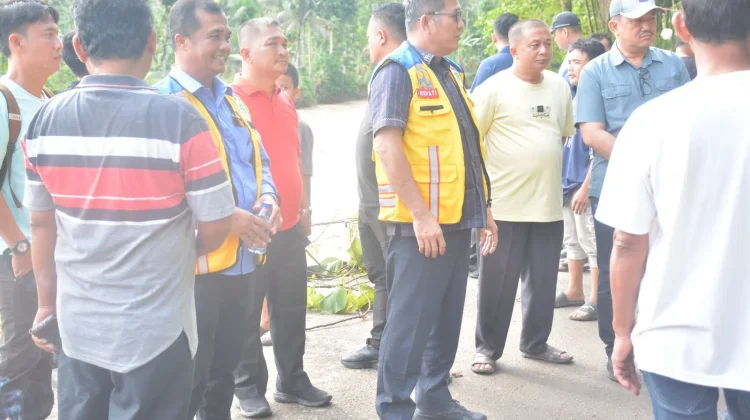 Tinjau Jalan Amblas di Siduaori, Bupati Nisel Segera Tangani agar Akses Lancar