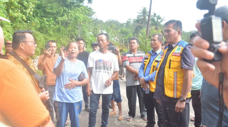 Tinjau Jalan Amblas di Siduaori, Bupati Nisel Segera Tangani agar Akses Lancar