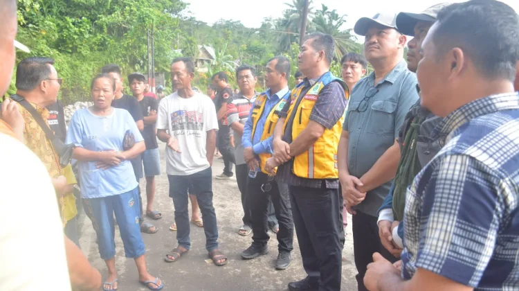 Tinjau Jalan Amblas di Siduaori, Bupati Nisel Segera Tangani agar Akses Lancar